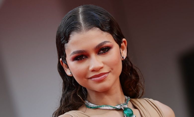 Dirija su atención a los recortes de cadera en el vestido de afterparty de Zendaya
