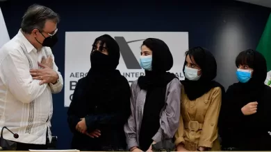 Miembros del equipo de robótica afgana llegan a México